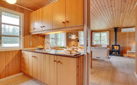 Gizelle - 1.5Km from the Sea: Cocina, Madera, Piso, Diseño De Interiores, Techo, Suelo, Mostrador, Gabinetes, Habitación, Manchas De Madera