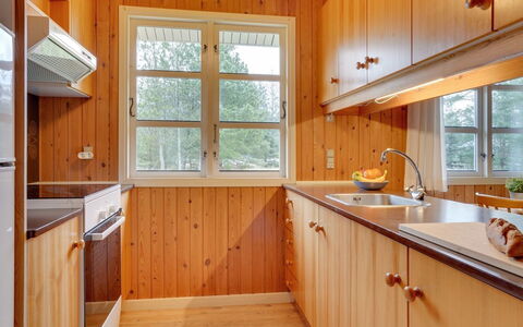 Gizelle - 1.5Km from the Sea: Madera, Cocina, Diseño De Interiores, Piso, Mostrador, Lavabo, Arreglo De Tubería, Manchas De Madera, Gabinetes, Grifo