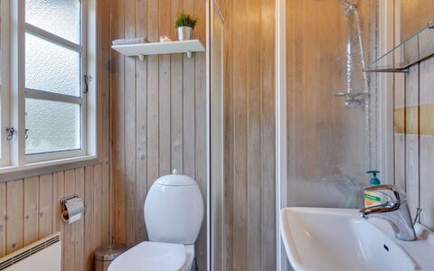 Gizelle - 1.5Km from the Sea: Pared, Piso, Arreglo De Tubería, Madera, Suelo, Baño, Baño, Diseño De Interiores, Lavabo Del Baño, Lavabo