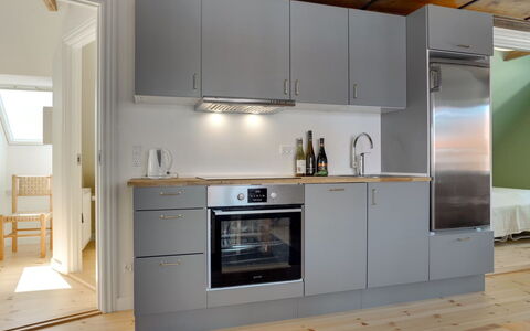 Liina - 200M from the Sea: Cocina, Aparato De Cocina, Piso, Mostrador, Gabinetes, Electrodoméstico, Madera, Diseño De Interiores, Suelo, Mueble