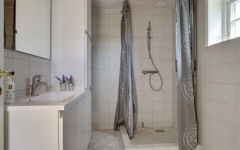 Liina - 200M from the Sea: Piso, Pared, Suelo, Arreglo De Tubería, Diseño De Interiores, Baño, Loseta, Plomería, Habitación, Material Compuesto