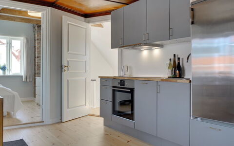 Liina - 200M from the Sea: Piso, Suelo, Cocina, Madera, Diseño De Interiores, Techo, Mostrador, Aparato De Cocina, Electrodoméstico, Mueble