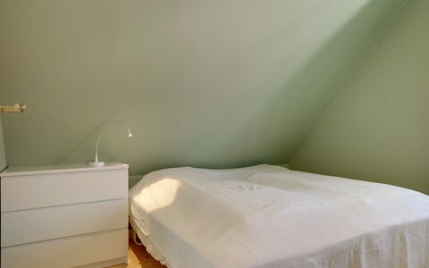 Liina - 200M from the Sea: Piso, Habitación, Suelo, Diseño De Interiores, Cama, Madera, Sábana, Lecho, Techo, Linos