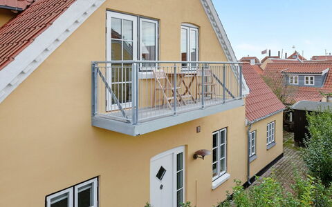 Liina - 200M from the Sea: Casa, Pretil, Balcón, Porche, Balaustre, Escalera, Cerca, Vía Muerta, La Luz Del Día