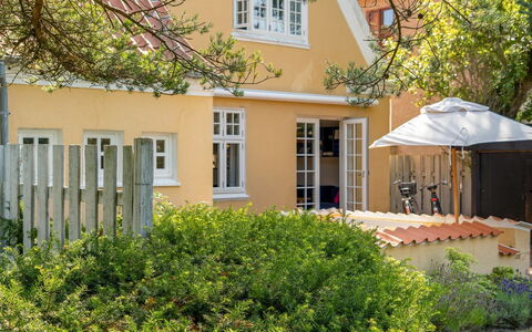Amila - 425M from the Sea: Ventana, Casa, Casa, Arbusto, Barrio Residencial, Cabaña, Techo, Puerta, Jardín