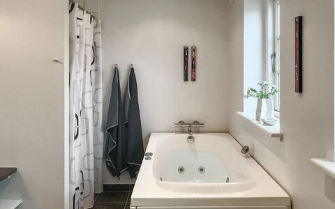 Ejda - 700M from the Sea: Baño, Bañera, Arreglo De Tubería, Diseño De Interiores, Piso, Pared, Suelo, Grifo, Plomería, Habitación