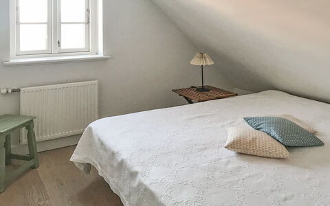 Ejda - 700M from the Sea: Cama, Habitación, Suelo, Piso, Pared, Diseño De Interiores, Madera, Sábana, Lecho, Techo