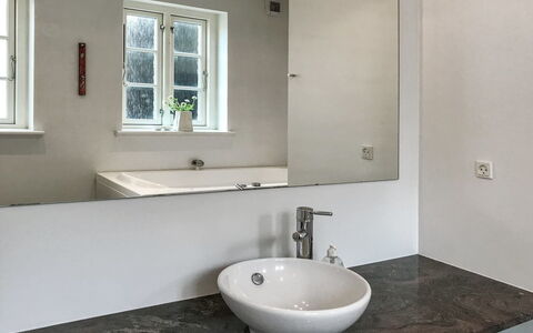 Ejda - 700M from the Sea: Pared, Arreglo De Tubería, Diseño De Interiores, Lavabo Del Baño, Piso, Baño, Lavabo, Grifo, Suelo, Plomería