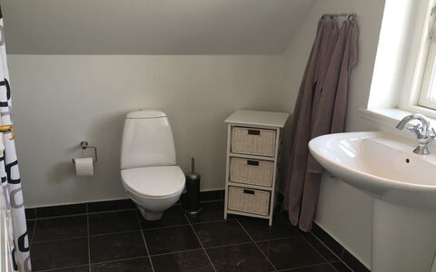 Ejda - 700M from the Sea: Asiento Del Baño, Baño, Piso, Baño, Suelo, Arreglo De Tubería, Diseño De Interiores, Plomería, Loseta, Lavabo Del Baño