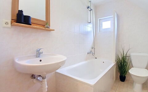Holiday Hill 56: Baño, Arreglo De Tubería, Piso, Suelo, Bañera, Lavabo Del Baño, Grifo, Lavabo, Diseño De Interiores, Plomería