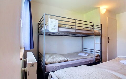 Holiday Hill 56: Cama, Habitación, Litera, Sábana, Lecho, Marco De La Cama, Hostal, Diseño De Interiores, Dormitorio, Suelo