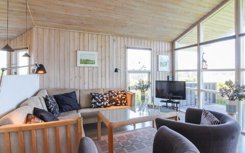 Terttu - 300M from the Sea: Diseño De Interiores, Mueble, Piso, Suelo, Sofá, Madera, Techo, Sala, Habitación, Suelos De Madera
