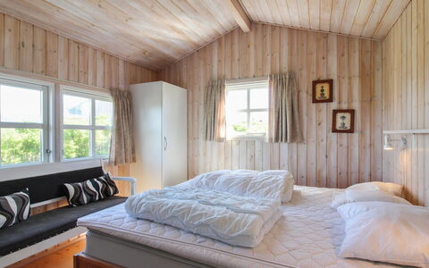 Terttu - 300M from the Sea: Madera, Cama, Habitación, Diseño De Interiores, Suelo, Mueble, Piso, Techo, Casa, Marco De La Cama