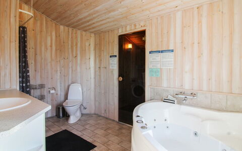 Terttu - 300M from the Sea: Piso, Suelo, Arreglo De Tubería, Madera, Diseño De Interiores, Techo, Bañera, Baño, Habitación, Plomería