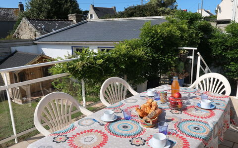 La Glycine: Mesa, Mueble, Propiedad, Vajilla, Silla, Planta, Edificio, Cielo, Mesa Al Aire Libre, Árbol