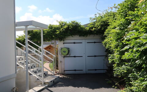La Glycine: Planta, Cielo, Planta De La Comunidad, Nube, Edificio, El Terreno Del Lote, Casa, Superficie De La Carretera, Barrio Residencial, Puerta