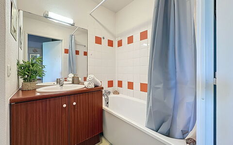 Pornic 200: Piso, Arreglo De Tubería, Diseño De Interiores, Suelo, Lavabo, Techo, Plomería, Mostrador, Grifo, Baño