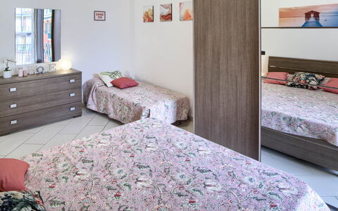 Apartment Fernanda 2 - Levanto: Mueble, Propiedad, Comodidad, Gabinetes, Textil, Madera, Diseño De Interiores, Suelo, Piso, Marco De La Cama
