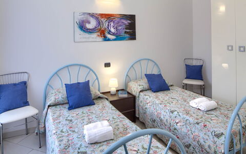 Apartment Fernanda 2 - Levanto: Mesa, Mueble, Propiedad, Azur, Azul, Comodidad, Textil, Diseño De Interiores, Silla, Encendiendo