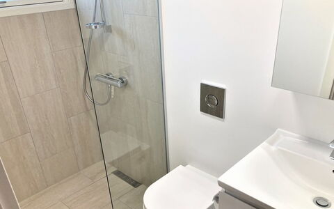Jenny - 140M from the Sea: Baño, Arreglo De Tubería, Piso, Suelo, Pared, Diseño De Interiores, Baño, Lavabo Del Baño, Asiento Del Baño, Lavabo