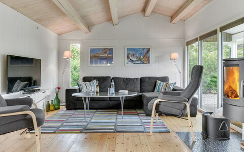 Jenny - 140M from the Sea: Mueble, Piso, Madera, Diseño De Interiores, Sofá, Sala, Suelo, Silla, Suelos De Madera, Habitación