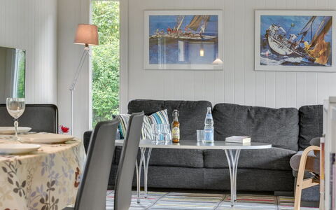 Jenny - 140M from the Sea: Mueble, Diseño De Interiores, Piso, Mesa, Suelo, Silla, Cocina Y Comedor Mesa, Habitación, Comedor, Sofá