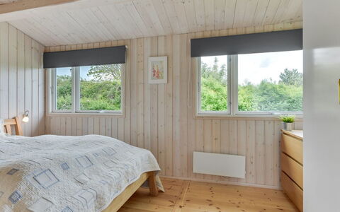 Jenny - 140M from the Sea: Madera, Habitación, Diseño De Interiores, Piso, Techo, Suelo, Cama, Habitación, Lecho, Sábana