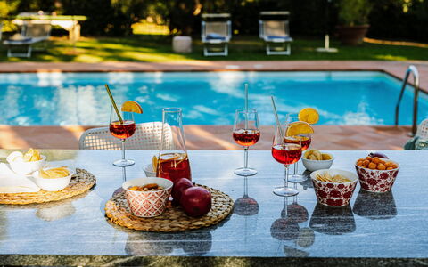 Villa Staggia: Comida, Vajilla, Fruta, Utensilios Para Servir, Mesa, Ingrediente, Drinkware, Produce, Stemware, Vajilla