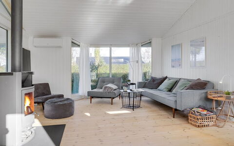 Evamaria - 350M from the Sea: Mueble, Diseño De Interiores, Piso, Madera, Suelo, Techo, Suelos De Madera, Silla, Mesa, Encendiendo