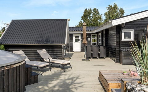 Botwith - 400M from the Sea: Piscina, Mueble Para Exteriores, Mueble, Recurso, Losa, Eco Hotel, Sombra, Silla, Ocio, Inmuebles