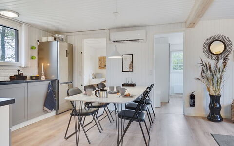 Corina - 100M from the Sea: Mueble, Diseño De Interiores, Piso, Madera, Suelo, Techo, Suelos De Madera, Silla, Mesa, Encendiendo