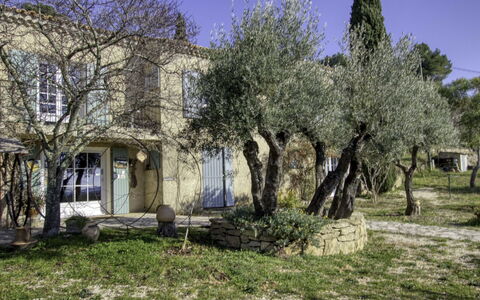 Le Mas de la Poterie: Sofá, Mueble, Propiedad, Mesa, Marco, Ventana, Azur, Diseño De Interiores, Encendiendo, Comodidad