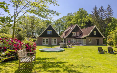 Het Landhuis: Casa, Casa, Cabaña, Barrio Residencial, Techo, Césped, Jardín, Inmuebles, Casa De Campo, Yarda