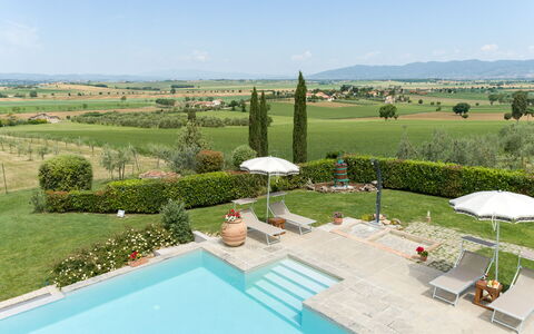 Villa Dei Ciliegi: Agua, Cielo, Planta, Propiedad, Nube, Piscina, Azur, El Terreno Del Lote, Árbol, Ocio
