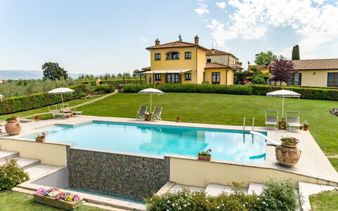 Villa Dei Ciliegi: Agua, Planta, Cielo, Nube, Piscina, Edificio, Ventana, Árbol, Mueble Para Exteriores, Sombra