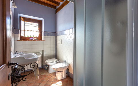Villa Dei Ciliegi: Espejo, Arreglo De Tubería, Lavabo, Baño, Ventana, Edificio, Madera, Suelo, Grifo, Piso
