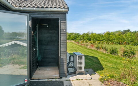 Gregor - 300M from the Sea: Departamento, Sombra, Balcón, Silla, Cerca, Mueble Para Exteriores, Aluminio, Césped Artificial