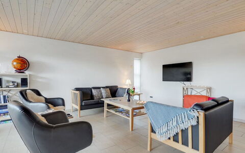 Fengur - 330M from the Sea: Mueble, Diseño De Interiores, Piso, Madera, Techo, Suelo, Sala, Habitación, Sofá, Encendiendo