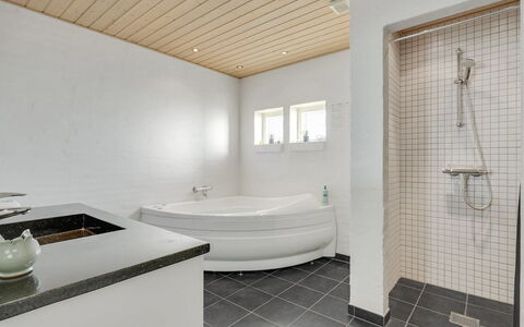 Fengur - 330M from the Sea: Piso, Diseño De Interiores, Techo, Suelo, Madera, Arreglo De Tubería, Plomería, Grifo, Baño, Lavabo