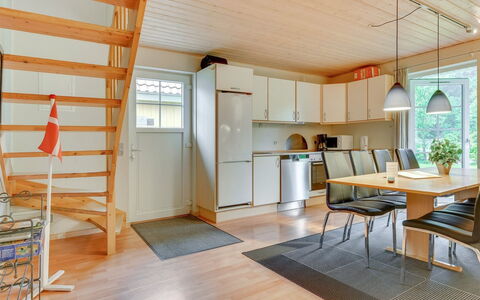 Joris - 100M to the Fjord: Piso, Madera, Diseño De Interiores, Techo, Suelo, Mueble, Habitación, Suelos De Madera, Sala, Sofá