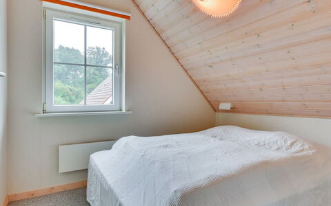Joris - 100M to the Fjord: Madera, Piso, Diseño De Interiores, Techo, Suelo, Habitación, Casa, Cama, Encendiendo, Habitación