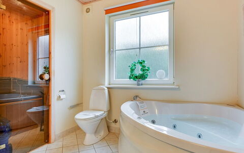 Joris - 100M to the Fjord: Arreglo De Tubería, Bañera, Diseño De Interiores, Baño, Piso, Techo, Plomería, Suelo, Grifo, Habitación