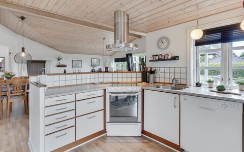 Tolke - 29Km from the Sea: Cocina, Mostrador, Madera, Diseño De Interiores, Piso, Aparato De Cocina, Techo, Gabinetes, Mueble, Lámpara