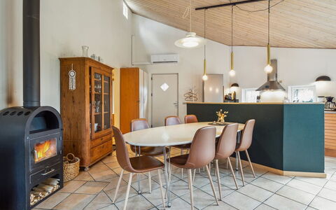 Amanda - 30Km from the Sea: Mueble, Diseño De Interiores, Piso, Madera, Suelo, Techo, Suelos De Madera, Silla, Mesa, Encendiendo