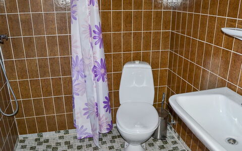 Amara: Baño, Asiento Del Baño, Arreglo De Tubería, Baño, Piso, Suelo, Diseño De Interiores, Plomería, Lavabo, Loseta