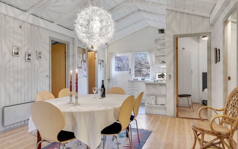 Hardy - 30Km from the Sea: Mueble, Diseño De Interiores, Piso, Madera, Suelo, Techo, Suelos De Madera, Silla, Mesa, Encendiendo