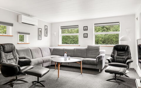 Manderup - 30Km from the Sea: Mueble, Diseño De Interiores, Piso, Suelo, Sala, Sofá, Comodidad, Suelos De Madera