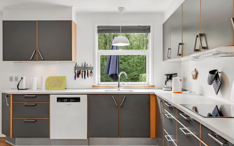 Manderup - 30Km from the Sea: Cocina, Piso, Madera, Aparato De Cocina, Diseño De Interiores, Mueble, Gabinetes, Mostrador, Electrodoméstico, Suelo