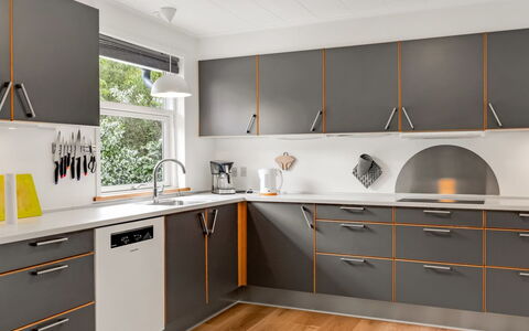 Manderup - 30Km from the Sea: Madera, Piso, Cocina, Diseño De Interiores, Gabinetes, Suelo, Mueble, Mostrador, Aparato De Cocina