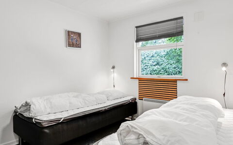 Manderup - 30Km from the Sea: Madera, Cama, Mueble, Habitación, Diseño De Interiores, Suelo, Piso, Sábana, Casa, Lecho